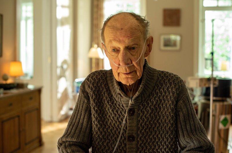 Elmar Gerlach (Hans Peter Korff) will seine Pflegekraft Sylwia Kowalska adoptieren. – Bild: ARD/​Thorsten Jander