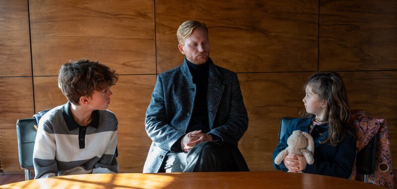 Nachdem der Künstler Robert Stengle erschossen aufgefunden wird, steht sein Bruder Sven (Lucas Prisor, M.) im Fokus der Ermittlungen. Robert hatte eine Affäre mit der Ex-Frau von Sven. Sven und seine Ex-Frau führen einen erbitterten Sorgerechtsstreit um die gemeinsamen Kinder Charles (Finn Hubel, l.) und Louise (Sophia Pfeifer, r.). Kam es darüber zum tödlichen Streit? – Bild: MARKUS_FENCHEL /​ ZDF