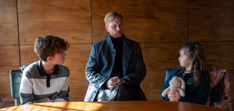 Nachdem der Künstler Robert Stengle erschossen aufgefunden wird, steht sein Bruder Sven (Lucas Prisor, M.) im Fokus der Ermittlungen. Robert hatte eine Affäre mit der Ex-Frau von Sven. Sven und seine Ex-Frau führen einen erbitterten Sorgerechtsstreit um die gemeinsamen Kinder Charles (Finn Hubel, l.) und Louise (Sophia Pfeifer, r.). Kam es darüber zum tödlichen Streit? – Bild: MARKUS_FENCHEL /​ ZDF