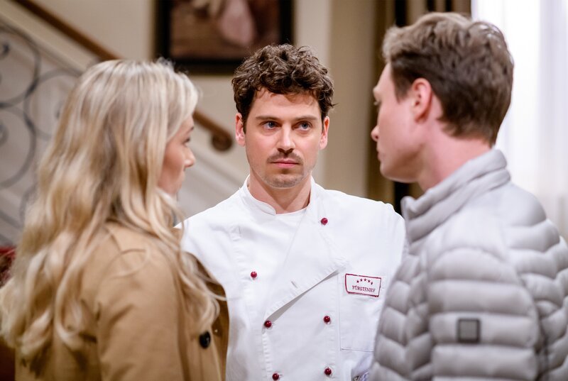 Zu Larissas (Anna Karolin Berger, l.) Entsetzen lädt Kilian (Anthony Paul, M.) ihren Cousin Stephan (Max Koltai, r.) zum Essen ein. – Bild: ARD/​WDR/​Christof Arnold