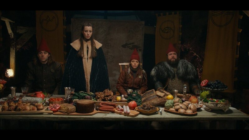 Tinka (Josephine Chavarria Højbjerg), Falke (Villbjørk Malling Agger), Birk (Jakob Femerling) und Grot (Esben Dalgaard) beim Festmahl in der Halle der Könige. – Bild: BR/​Cosmo Film/​TV2 Denmark