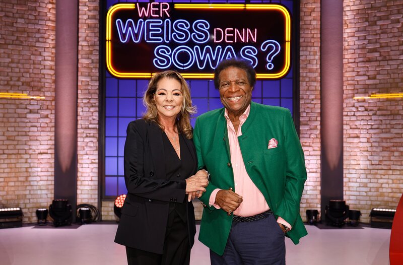 Die Kandidat*innen dieser Sendung: die Popsängerin Sandra Cretu (l.) und der Schlagersänger, Schauspieler und Unterhaltungskünstler Roberto Blanco (r.). – Bild: ARD/​NDR/​UFA SHOW & FACTUAL/​Morris Mac Matzen