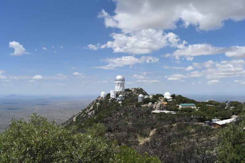 Aufnahme des Kitt Peak von der gegenüberliegenden Seite mit zentrierter Kuppel – Bild: RTL /​ WGBH + Ava Kowalski /​ Der Kosmos