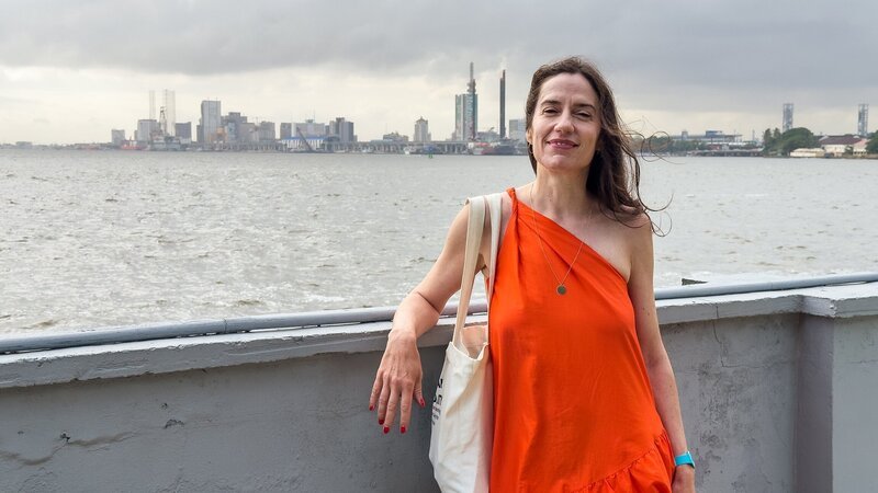 Fabienne Hoelzel mit Skyline im Hintergrund – Bild: SRF