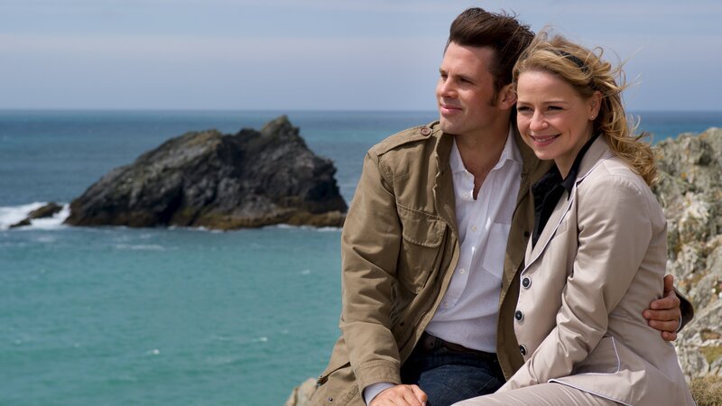 Julia (Theresa Scholze) und Jamie (Steffen Groth) in „Rosamunde Pilcher: Verlobt, verliebt, verwirrt“. – Bild: JON AILES