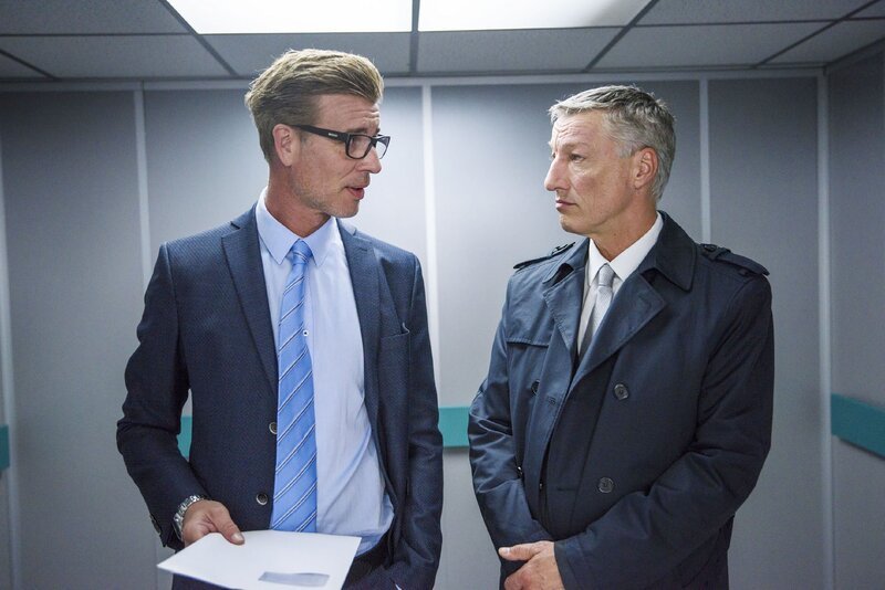 Georg (Folke Paulsen, r.) deutet Christoph (Lars Korten) gegenüber Pläne für weitere Einsparungen an. – Bild: RTL /​ Julia Feldhagen