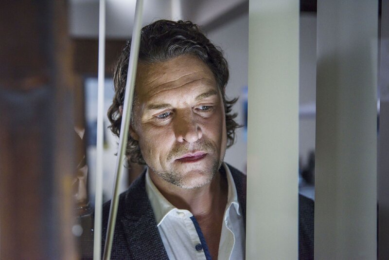 Niclas (Ron Holzschuh) sucht nach einer Idee, wie er Richard ausbooten kann … – Bild: RTL /​ Julia Feldhagen