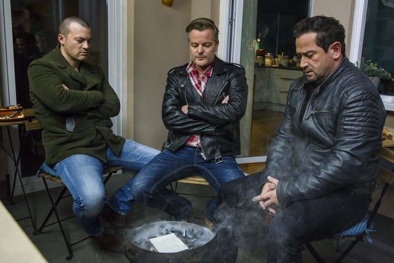 Ben (Jörg Rohde, l.) und Marian (Sam Eisenstein, r.) helfen Ingo (André Dietz), seinen Liebeskummer zu verarbeiten. – Bild: RTL /​ Julia Feldhagen