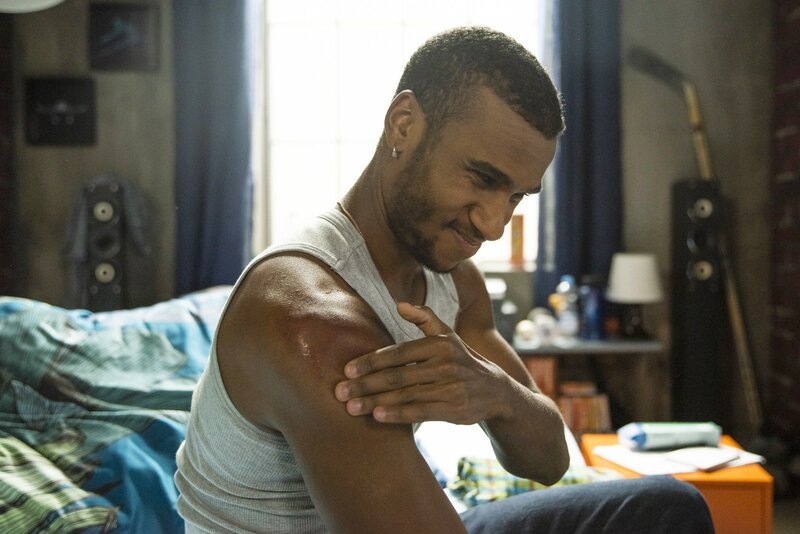 Moritz (Tijan Njie) verheimlicht aus Angst vor weiteren Übergriffen, dass er zusammengeschlagen wurde. – Bild: RTL /​ Julia Feldhagen