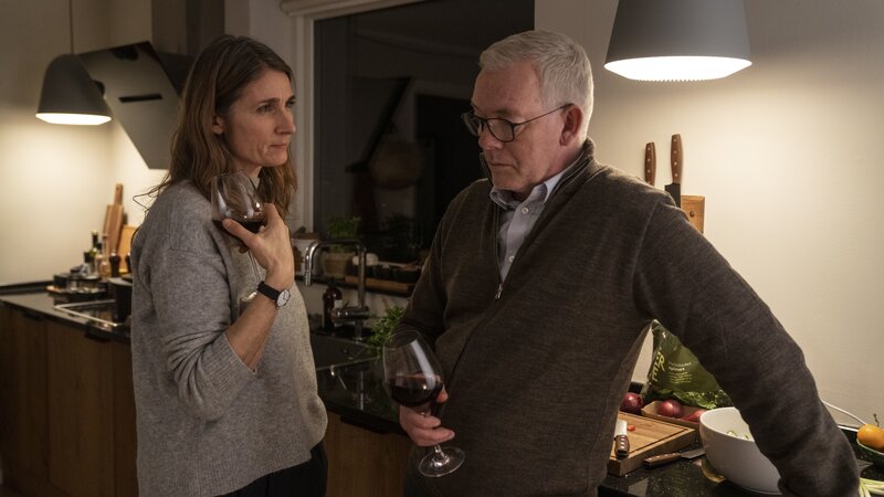 Kirstine (Charlotte Munck) und Jens Müller Jensen (Søren Malling). – Bild: RTL /​ LG Fremantle