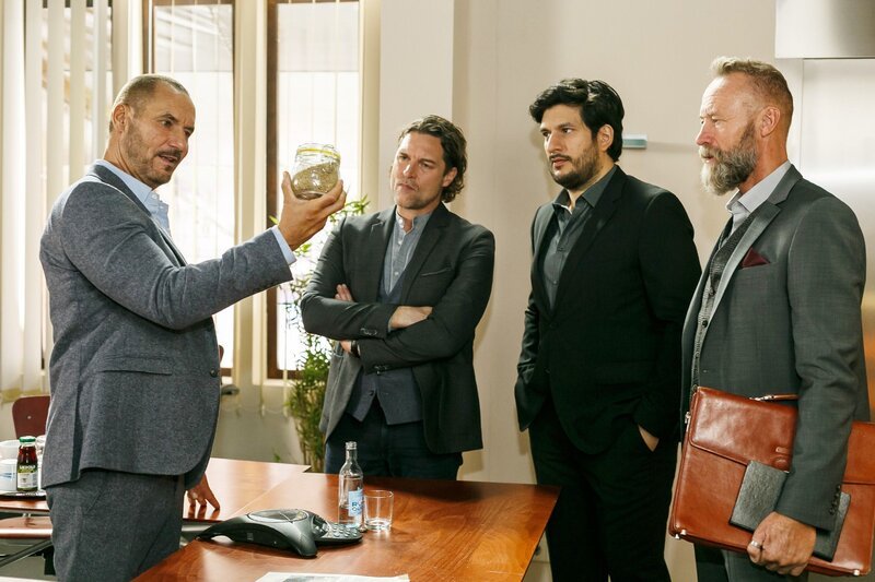 Richard (Silvan-Pierre Leirich, l.) reagiert voller Misstrauen auf Maximilians (Francisco Medina) unerwartete Rückkehr. 2.v.l. Niclas (Ron Holzschuh), r. Günther Terholz (Komparse) – Bild: RTL /​ Kai Schulz