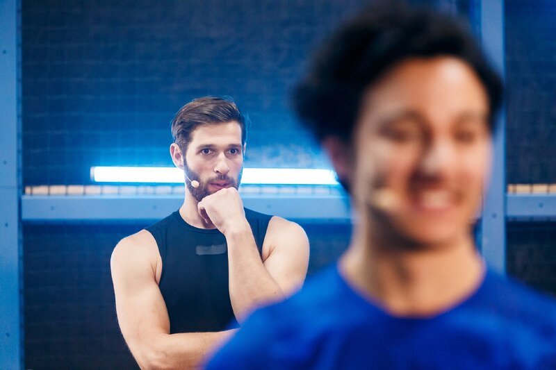 Deniz (Igor Dolgatschew, l.) und Marie geraten schon beim ersten Spiel gegen Piedro (Mehmet Daloglu) und seine Partnerin ins Hintertreffen. – Bild: RTL /​ Kai Schulz