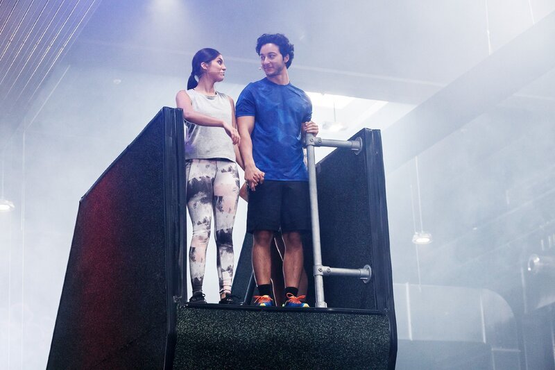 Die Kandidaten Aylin (Sara Fuchs) und Piedro (Mehmet Daloglu) treten gegen Marie und Deniz bei der Gameshow an. – Bild: RTL /​ Kai Schulz