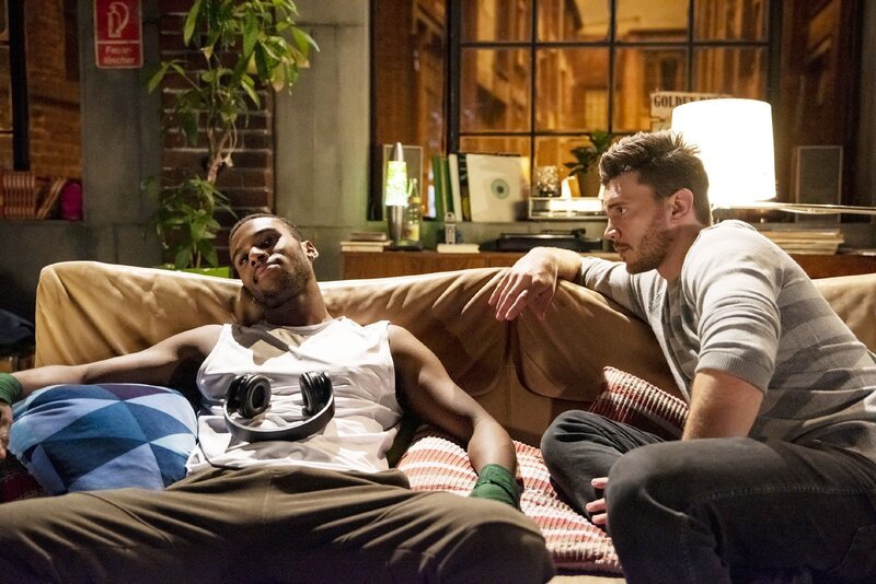 Moritz (Tijan Njie, l.) erklärt Ronny (Bela Klentze), das er kein Interesse daran hat, sich mit Marcel auseinanderzusetzen. – Bild: RTL /​ Julia Feldhagen