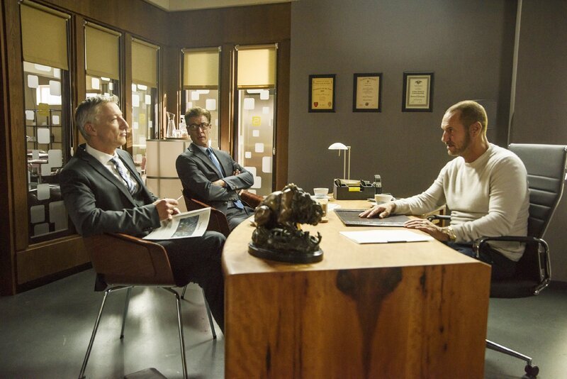 Georg Albrecht (Folke Paulsen, l.), Christoph (Lars Korten) und Richard (Silvan-Pierre Leirich, r.) im Gespräch. – Bild: RTL /​ Julia Feldhagen