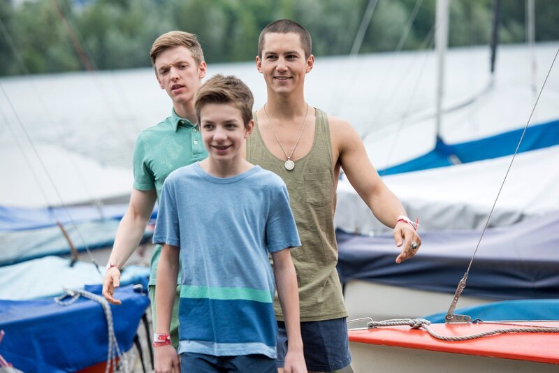Kein Krebs, kein Koma und auch kein lebensbedrohlicher Herzfehler: In Leos (Tim Oliver Schultz, r.) Gedankenreise sind er, Hugo (Nick Julius Schuck, M.) und Alex (Timur Bartels) bei bester Gesundheit. – Bild: RTL /​ Martin Rottenkolber