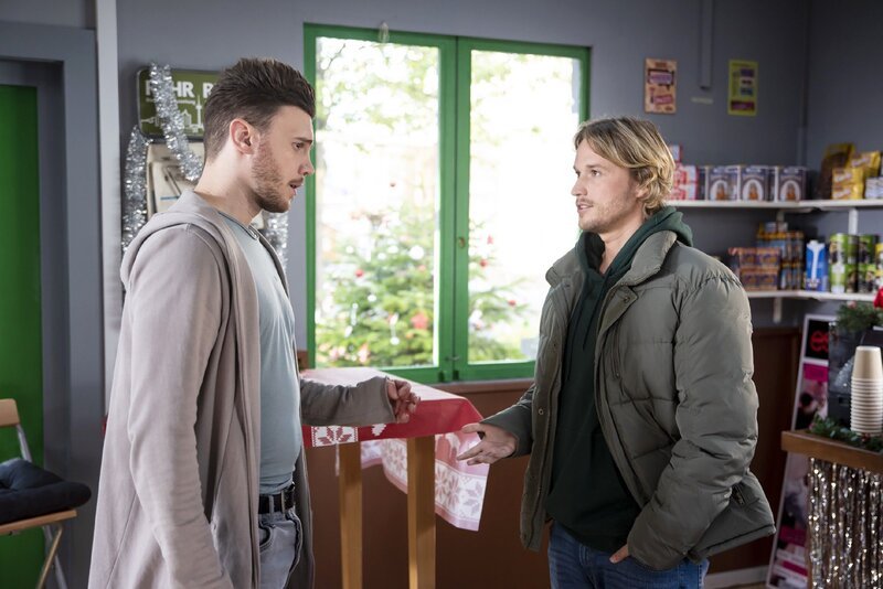 Ronny (Bela Klentze, l.) äußert Finn (Christopher Kohn) gegenüber seinen Unmut darüber, dass er schon wieder auf Chiara hereingefallen ist. – Bild: RTL /​ Julia Feldhagen