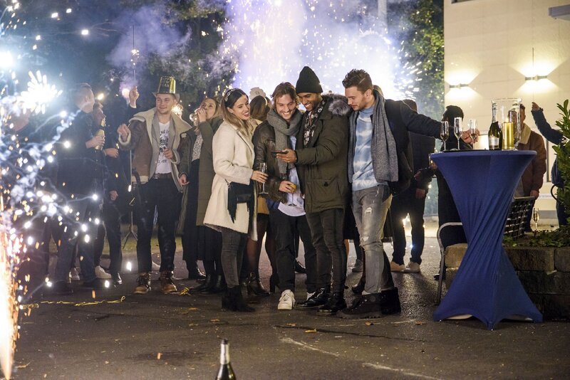 Die Freunde (vorderste Reihe v.l.: Alexandra Fonsatti, Christopher Kohn, Tijan Njie, Bela Klentze) begrüßen feuchtfröhlich das neue Jahr! – Bild: RTL /​ Julia Feldhagen