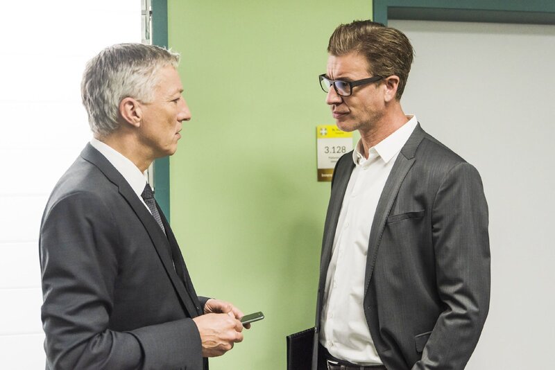 Georg (Folie Paulsen, l.) lässt bei Christoph (Lars Korten) durchblicken, dass er die Entscheidung seines Sohnes überhaupt nicht ernst nimmt. – Bild: RTL /​ Julia Feldhagen