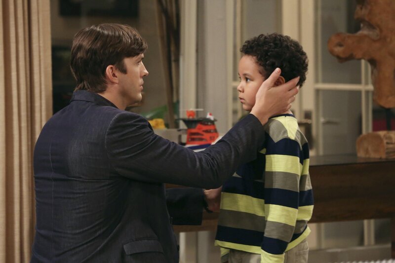Finden beide neue Spielkameraden: Walden (Ashton Kutcher, l.) und Louis (Edan Alexander, r.) … – Bild: © Warner Brothers Entertainment Inc.