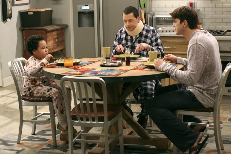 Während Herb Alan (Jon Cryer, M.) fragt, ob er auf ein Date mit Lindsey gehen darf, merkt Walden (Ashton Kutcher, r.) wie schwer es ist, mit einer Frau intim zu werden, wenn Louis (Edan Alexander, l.) im Haus ist … – Bild: © Warner Brothers Entertainment Inc.