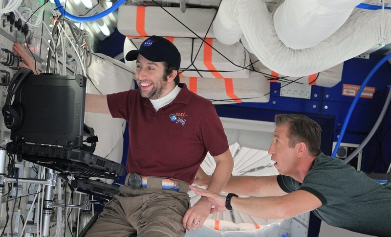 Sogar im Weltall wird Howard (Simon Helberg, l.) in einen Streit mit Bernadette und seiner Mutter hineingezogen … – Bild: Warner Bros. Television