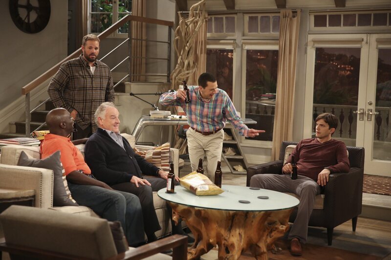 Eine ganz besondere Männergruppe: Jack (David Denman, 3.v.l.), Leo (Gary Anthony Williams, l.), Rick (Bill Smitrovich, M.), Alan (Jon Cryer, 2.v.r.) und Walden (Ashton Kutcher, r.) … – Bild: © Warner Brothers Entertainment Inc.