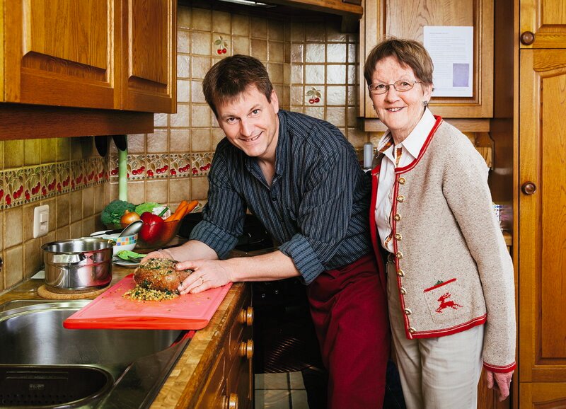 SRF bi de Lüt Männerküche Folge 1 Michael Meier und seine Mutter Natalie Jörimann – Bild: SRF1