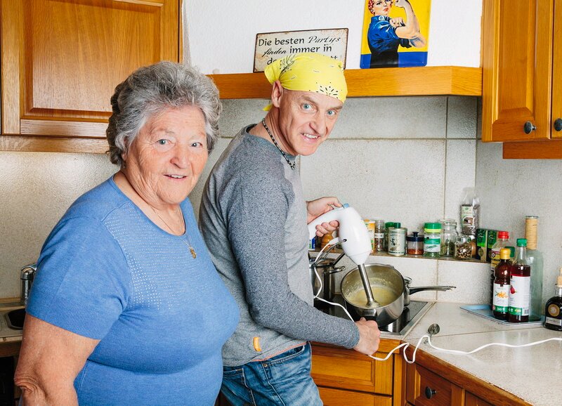 SRF bi de Lüt – Männerküche, Folge 2. Rolf Gisler (r.) und seine Mutter Bertha Gisler. – Bild: SRF