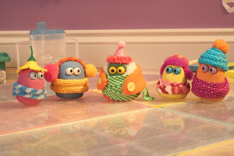 Fünf Mini Boings, die in bunter Winterkleidung gekleidet sind. (Die Mini Boings - Chalt und Echo, Staffel 2, Folge 6) – Bild: SRF/Aardman Fünf Mini Boings, die in bunter Winterkleidung gekleidet sind. (Die Mini Boings - Chalt und Echo, Staffel 2, Folge 6) – Bild: SRF/Aardman