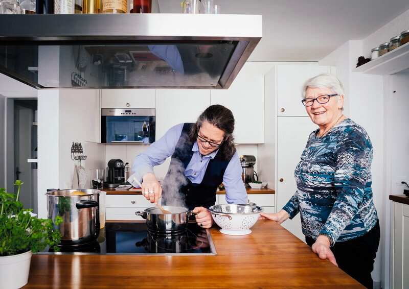 Bernhard Kallen und seine Mutter Vreni Kallen (SRF bi de Lüt – Männerküche, Folge 4). – Bild: SRF1