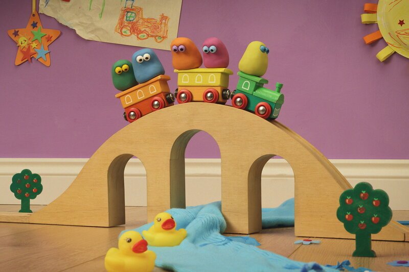 Guetnachtgschichtli – The Mini Boings: Tschuutschuu und Disco. Staffel 2, Folge 8. Fünf Mini Boings auf einer Eisenbahn, die eine Holzbrücke überquert. – Bild: SRF1 Guetnachtgschichtli – The Mini Boings: Tschuutschuu und Disco. Staffel 2, Folge 8. Fünf Mini Boings auf einer Eisenbahn, die eine Holzbrücke überquert. – Bild: SRF1