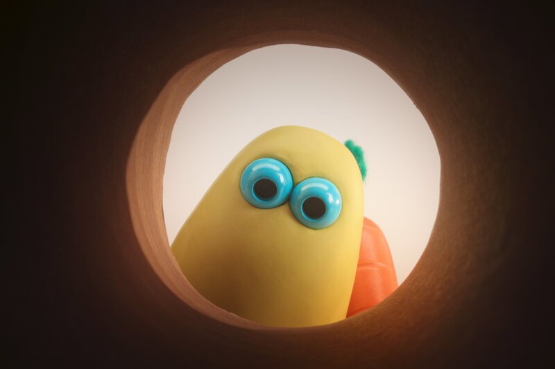 Guetnachtgschichtli — Die Mini Boings: Rageete und Rüebli (Staffel 2, Folge 9). Ein Mini Boing, der durch ein rundes Loch nach oben blickt. – Bild: SRF1 Guetnachtgschichtli — Die Mini Boings: Rageete und Rüebli (Staffel 2, Folge 9). Ein Mini Boing, der durch ein rundes Loch nach oben blickt. – Bild: SRF1