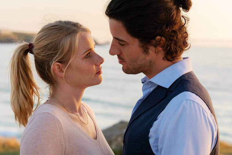 Rosamunde Pilcher – Die Braut meines Bruders, Anna Hausburg als Emma, Manuel Mairhofer als Charles – Bild: SRF1