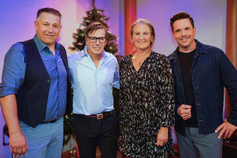 Samschtig-Jass – Skiduell am Jasstisch: Brigitte Oertli gegen Bruno Kernen. Jörg Abderhalden, Bruno Kernen, Brigitte Oertli und Sven Epiney. – Bild: SRF Samschtig-Jass – Skiduell am Jasstisch: Brigitte Oertli gegen Bruno Kernen. Jörg Abderhalden, Bruno Kernen, Brigitte Oertli und Sven Epiney. – Bild: SRF