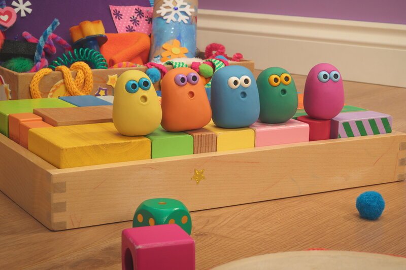 Guetnachtgschichtli — Die Mini Boings: Lava und Aaschliiche (Staffel 2, Folge 10). Fünf Mini Boings, die schockiert nach vorne schauen. – Bild: SRF1 Guetnachtgschichtli — Die Mini Boings: Lava und Aaschliiche (Staffel 2, Folge 10). Fünf Mini Boings, die schockiert nach vorne schauen. – Bild: SRF1