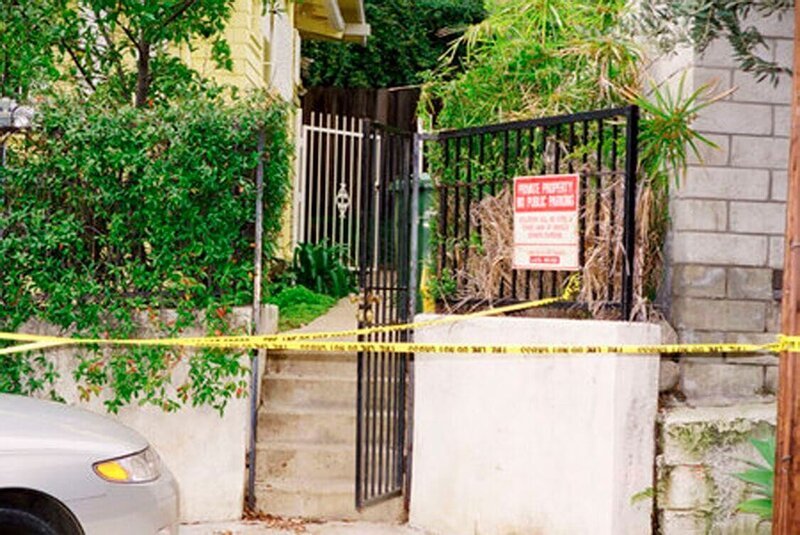 Eingang zum Haus eines Opfers. – Bild: Cflix-A PENINSULA TELEVISION PRO /​ Crime + Investigation /​ A PENINSULA TELEVISION PRODUCTION