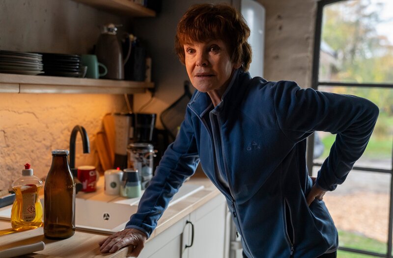 Karin Lossow (Katrin Sass) hat Rücken. – Bild: NDR/​ARD Degeto/​Oliver Feist