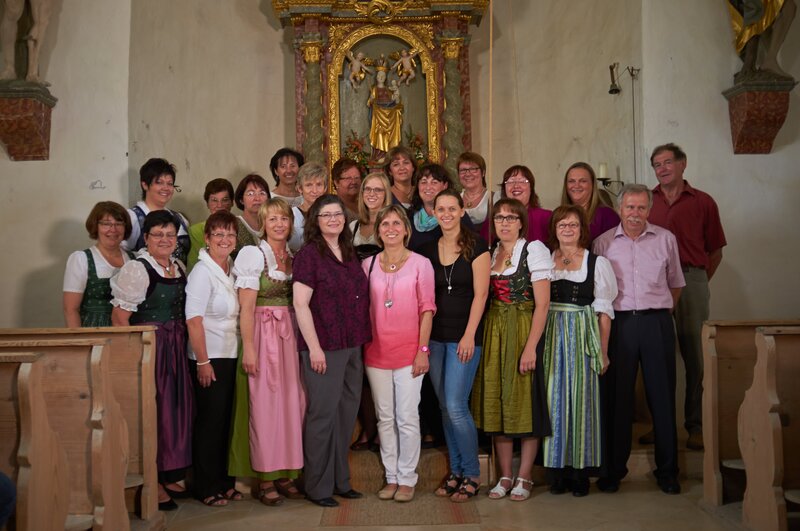 Gastgeberin Renate Schmidt (vorne Mitte, weiße Hose) mit dem Kirchenchor Aiglsbach. – Bild: BR/​megaherz gmbh
