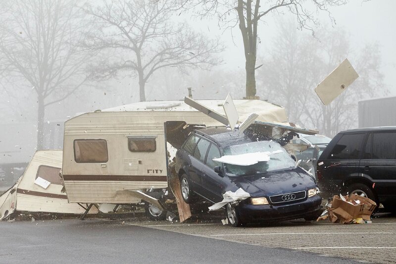 Zwei Jugendliche krachen mit einem gestohlenen PKW auf einem Autobahn-Parkplatz in einen Wohnwagen … – Bild: RTL /​ Guido Engels