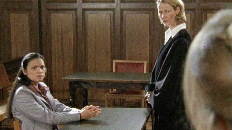 Shin Lai Horn (Christie Noza, li.) traut ihren Ohren nicht. Alicia Brandau (Geno Lechner, re.) ändert plötzlich vor Gericht ihre Meinung und stellt somit ihr Alibi für Shin Lai in Frage. Staatsanwältin Glaser (Britta Schmeling, 2.v.re.) hat mit dieser Wende nicht gerechnet … – Bild: RTL