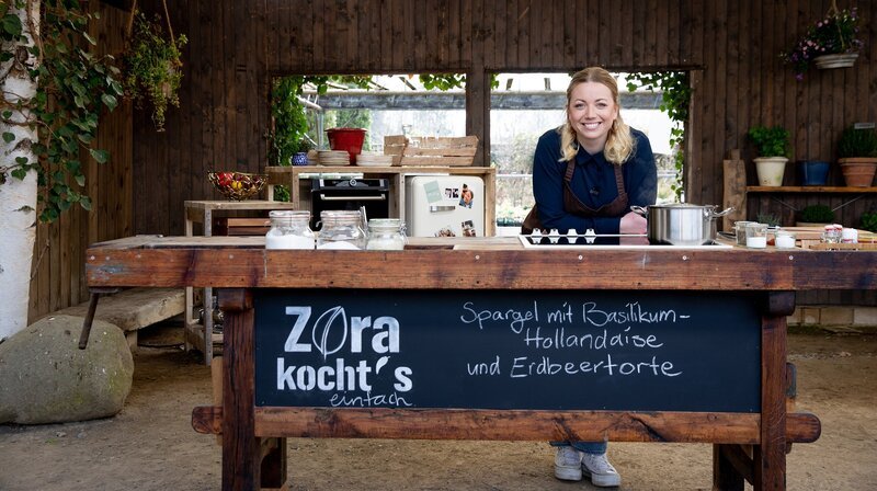 Zora Klipp, Köchin und Moderatorin, im Set der neuen NDR Kochsendung „Zora kocht’s einfach“. – Bild: BonGusto