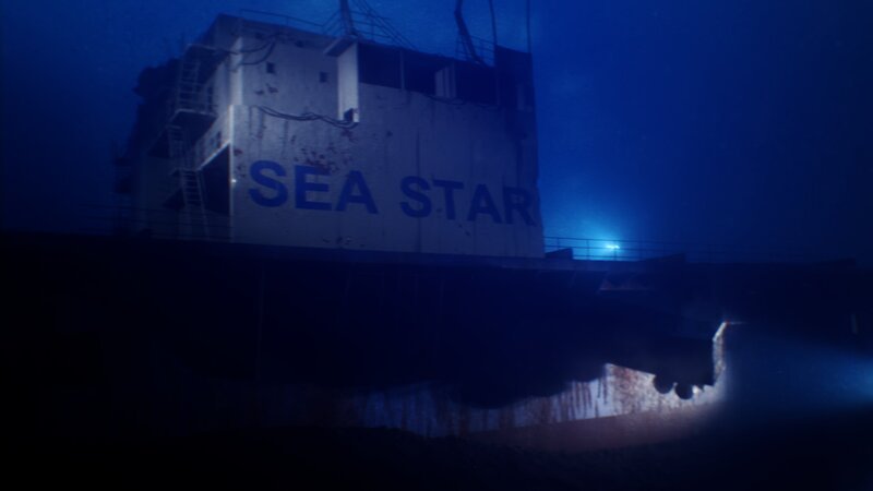 Looking up at the remains of the pilot house of cargo ship, SS El Faro. – Bild: National Geographic