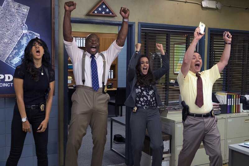 V.l.: Rosa Diaz (Stephanie Beatriz), Terry Jeffords (Terry Crews), Amy Santiago (Melissa Fumero), Charles Boyle (Joe Lo Truglio) – Bild: NBCUniversal Media, LLC /​ John P. Fleenor