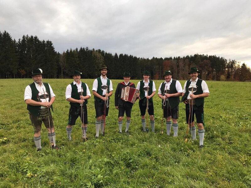 Die „AlzTrauner Goaßlschnoizer“. – Bild: BR/​south & browse GmbH/​Bianca Preysing