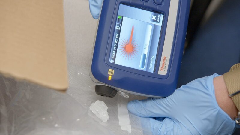 HSI-Agent Patrick testet eine kristallartige Substanz, bei der es sich um Methamphetamin handelt, nachdem sie in einer Lieferung entdeckt wurde. – Bild: National Geographic
