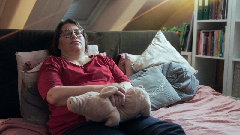 Das Leben von Yvonne Anreitter beschränkt sich auf ihr Schlafzimmer: Arbeiten, Hobbys, Sozialleben – all das ist seit ihrer ME/​CFS Erkrankung nicht mehr möglich. – Bild: ORF/​BFILM