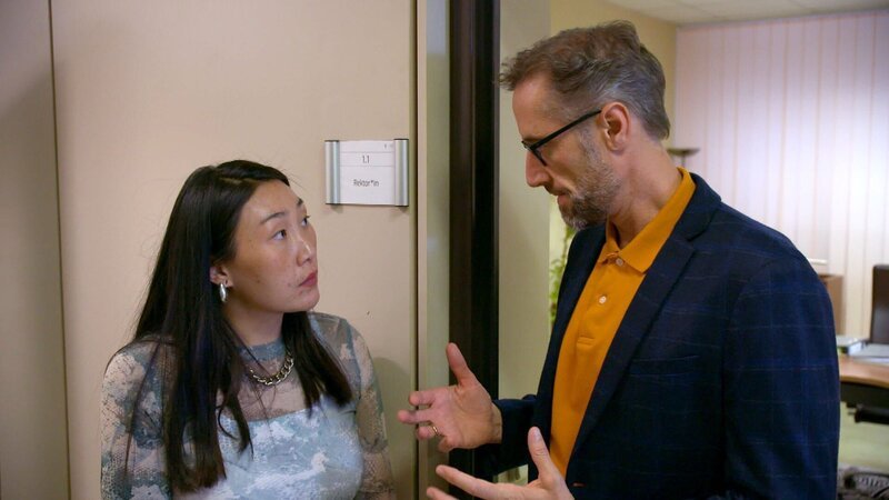 Oliver erkennt, wie sehr Janni unter seinem Zögern leidet. Entschlossen will er die letzte Videobotschaft seiner verstorbenen Frau ansehen, doch dann bricht er ab. Um Janni nicht zu verlieren, will er ihr aber zumindest die Wahrheit sagen. – Bild: RTLZWEI