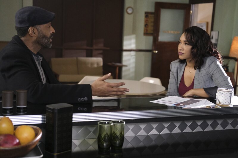 Joe West (Jesse L. Martin), Iris West-Allen (Candice Patton, r.) – Bild: Warner Bros. Entertainment Inc.