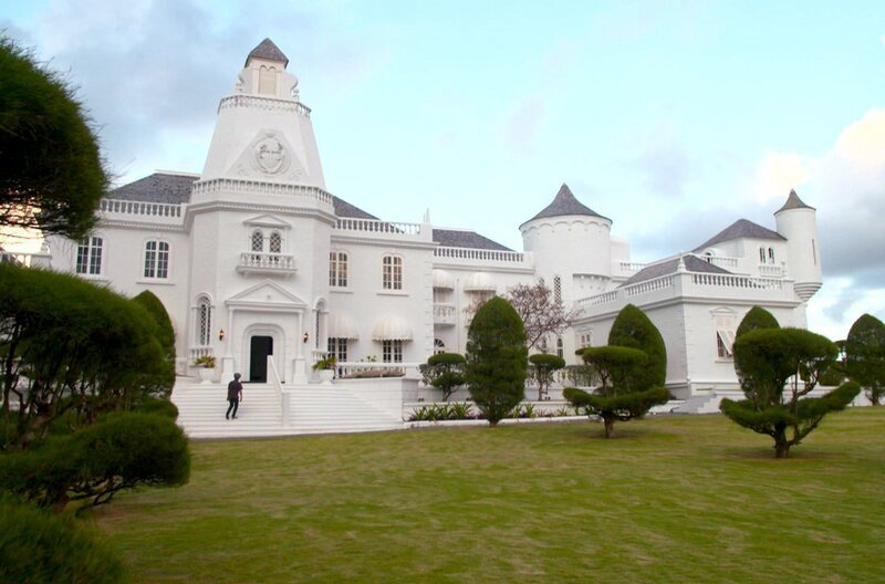 Im architektonischen Wunderwerk „Trident Castle“ erzählt man sich noch heute die Legenden von Port Antonio. – Bild: Elephant Doc
